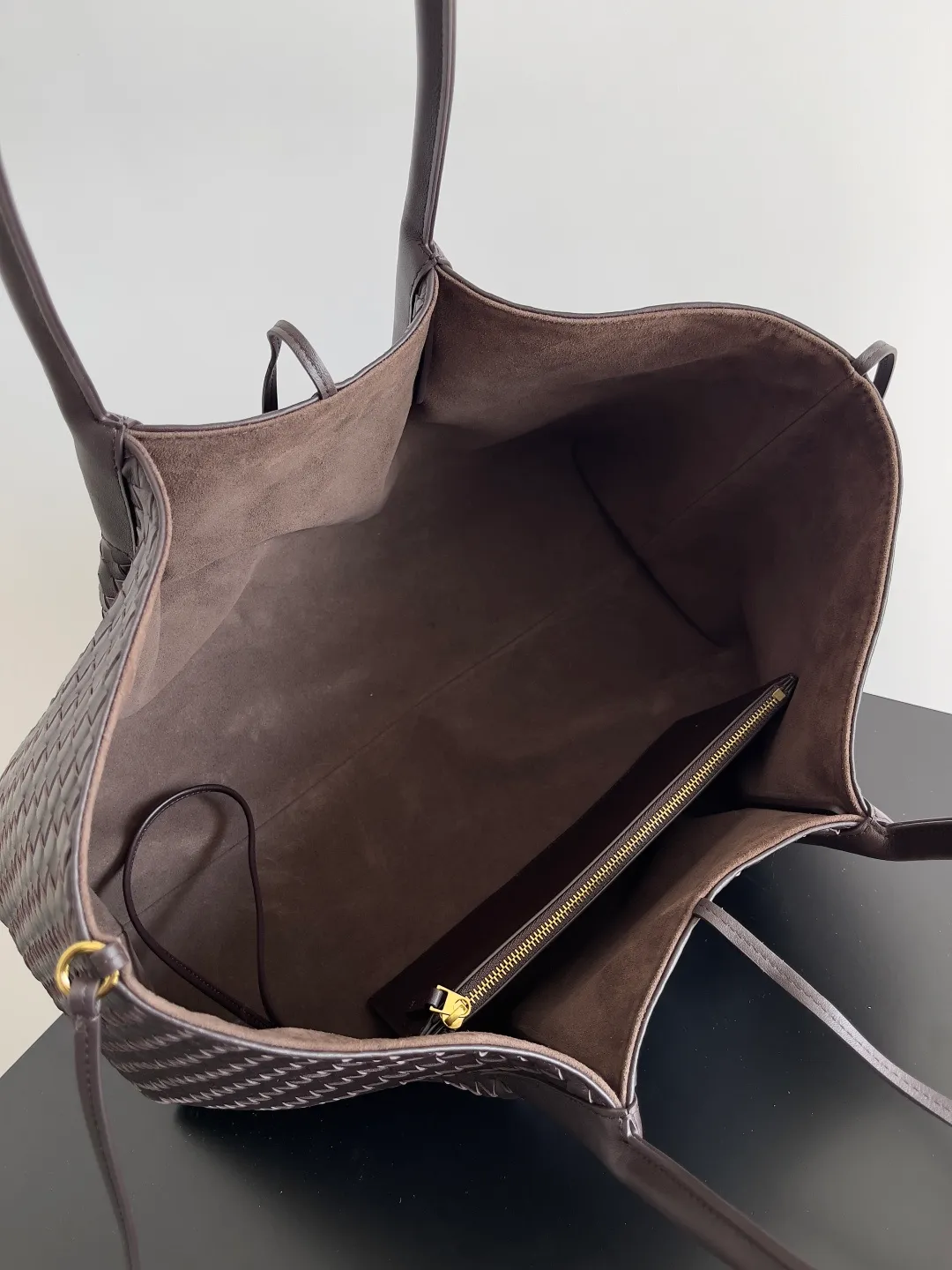 Batch 2660 Bottega Veneta 2025 new product PINACOTECA bag, iconic weaving process, skillfully crafted with 10mm Intrecciato process and equipped with suede lining. Four small strips of leather add character to the design and make the bag more stable. Relaxed yet sophisticated, casual yet refined, suede lining and double-sided design, suitable for shoulder and hand carry. The four straps can be adjusted into different shapes. One pack can be switched between two uses, easily integrating into your daily rhythm. Style number: 817166 Size: 43*23*17.5cm